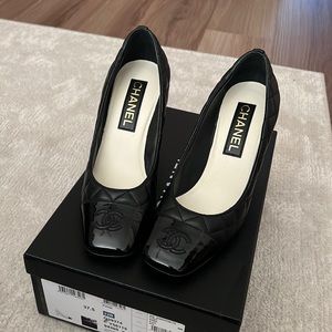 🔥NEW (worn a few hours) CHANEL Quilted Black Pumps 37.5 from 22B🔥